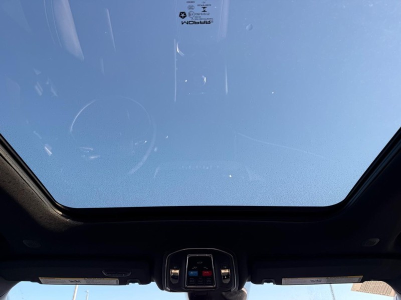 Jeep Grand Cherokee L Vehicle Full-screen Gallery Image 14