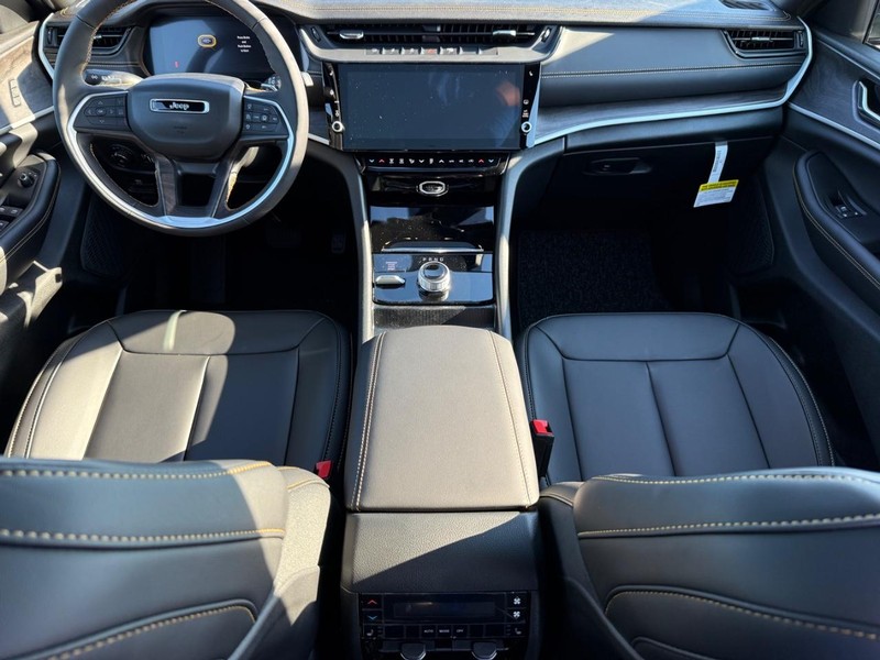 Jeep Grand Cherokee L Vehicle Full-screen Gallery Image 15