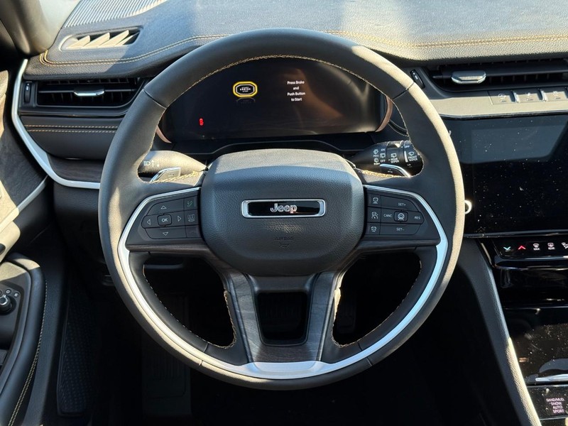 Jeep Grand Cherokee L Vehicle Full-screen Gallery Image 16