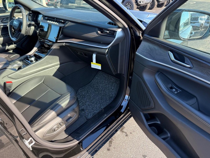 Jeep Grand Cherokee L Vehicle Full-screen Gallery Image 17