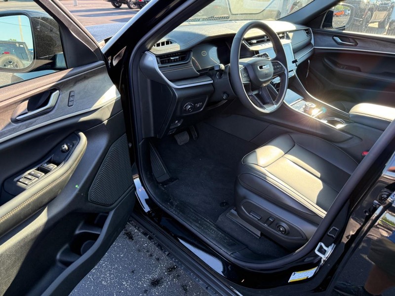 Jeep Grand Cherokee L Vehicle Full-screen Gallery Image 19