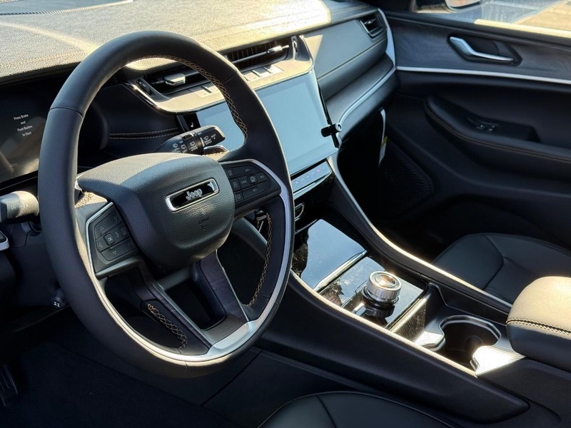 Jeep Grand Cherokee L Vehicle Full-screen Gallery Image 21