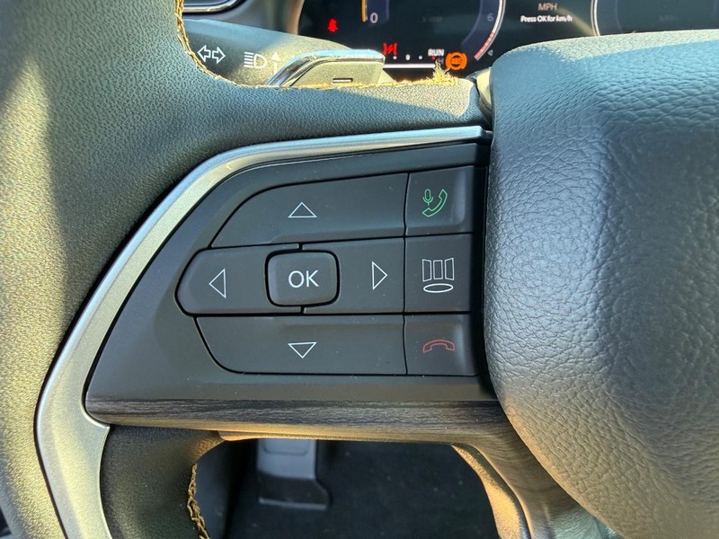 Jeep Grand Cherokee L Vehicle Full-screen Gallery Image 22