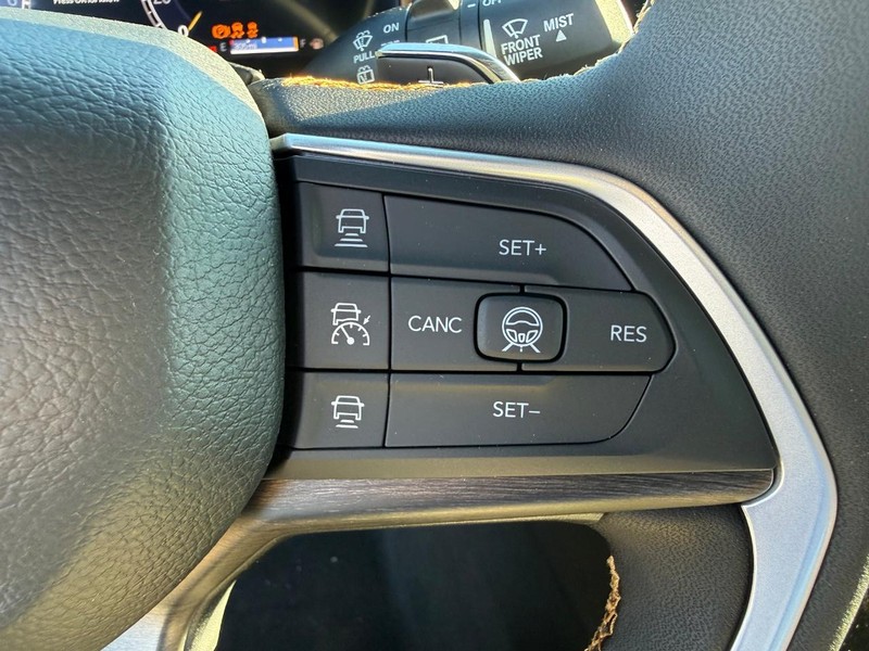 Jeep Grand Cherokee L Vehicle Full-screen Gallery Image 23