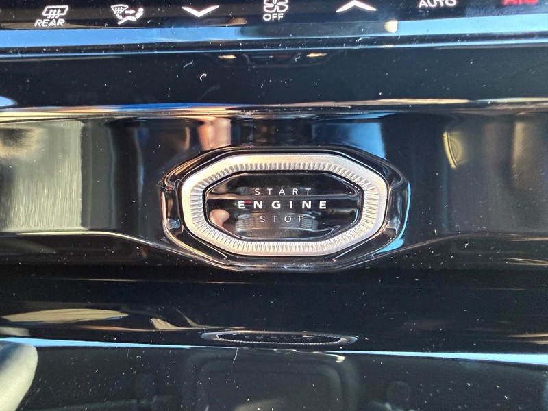 Jeep Grand Cherokee L Vehicle Full-screen Gallery Image 24