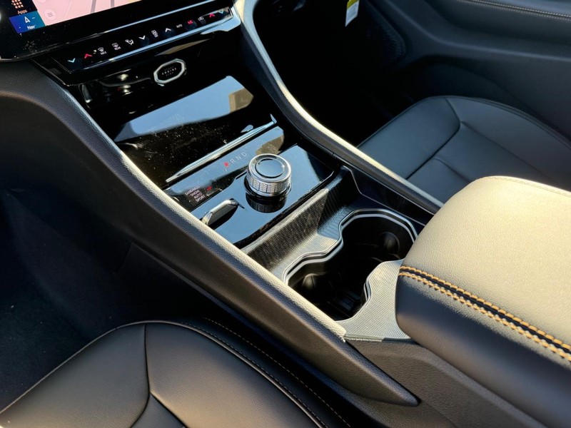 Jeep Grand Cherokee L Vehicle Full-screen Gallery Image 27