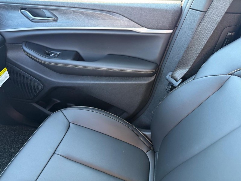 Jeep Grand Cherokee L Vehicle Full-screen Gallery Image 28