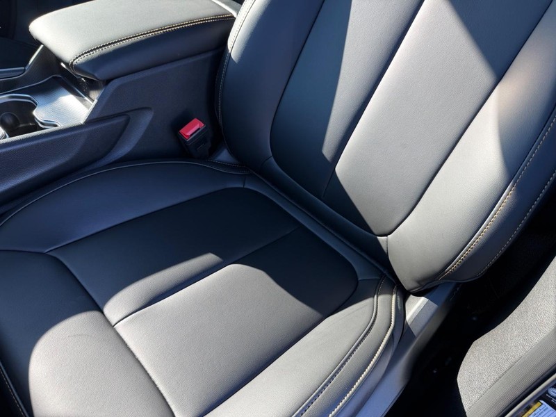 Jeep Grand Cherokee L Vehicle Full-screen Gallery Image 32
