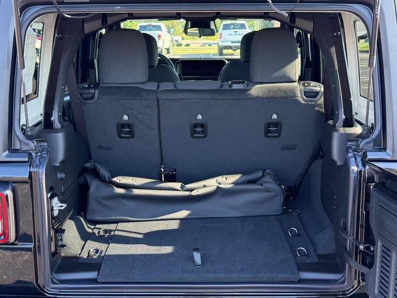 Jeep Wrangler Vehicle Full-screen Gallery Image 7
