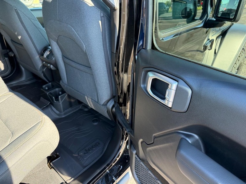 Jeep Wrangler Vehicle Full-screen Gallery Image 11