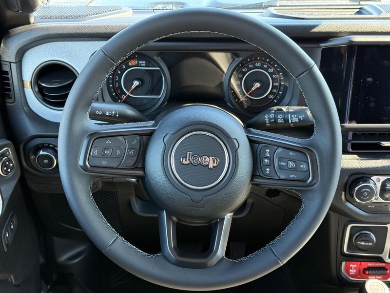 Jeep Wrangler Vehicle Full-screen Gallery Image 13