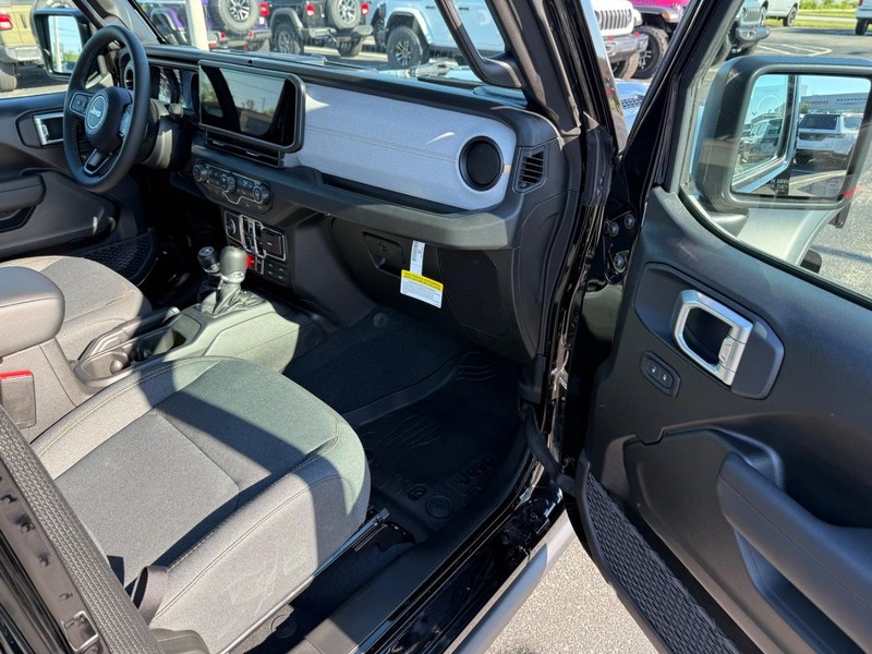 Jeep Wrangler Vehicle Full-screen Gallery Image 14