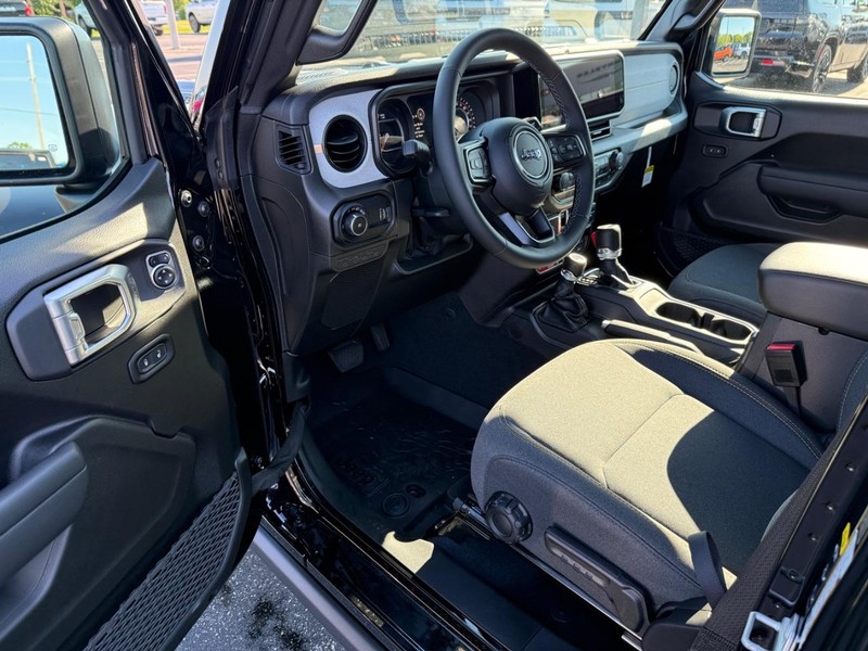 Jeep Wrangler Vehicle Full-screen Gallery Image 16