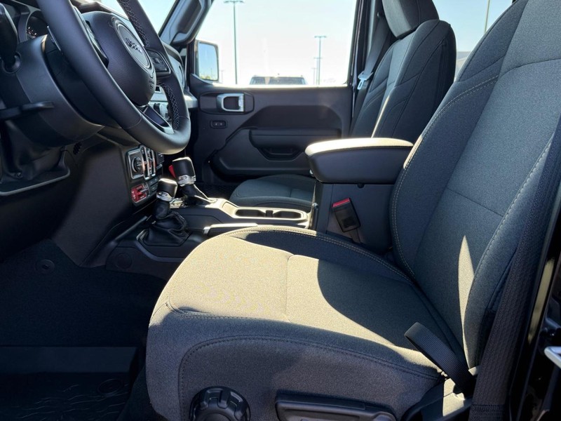 Jeep Wrangler Vehicle Full-screen Gallery Image 17