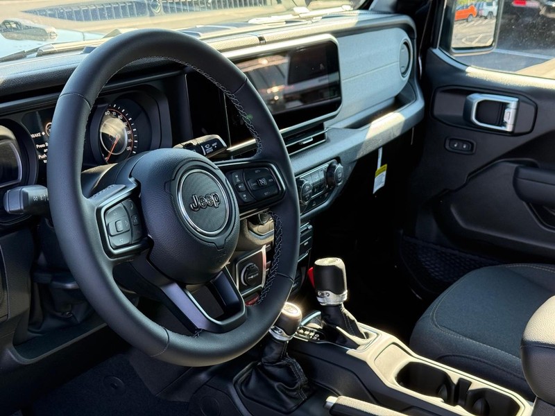 Jeep Wrangler Vehicle Full-screen Gallery Image 18