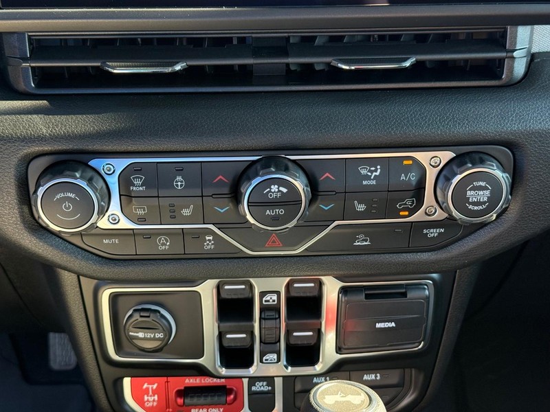 Jeep Wrangler Vehicle Full-screen Gallery Image 25