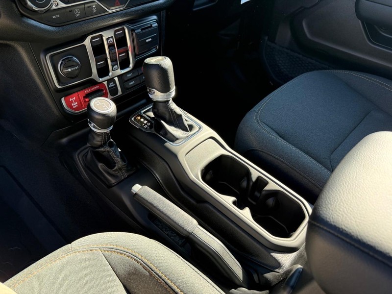 Jeep Wrangler Vehicle Full-screen Gallery Image 26