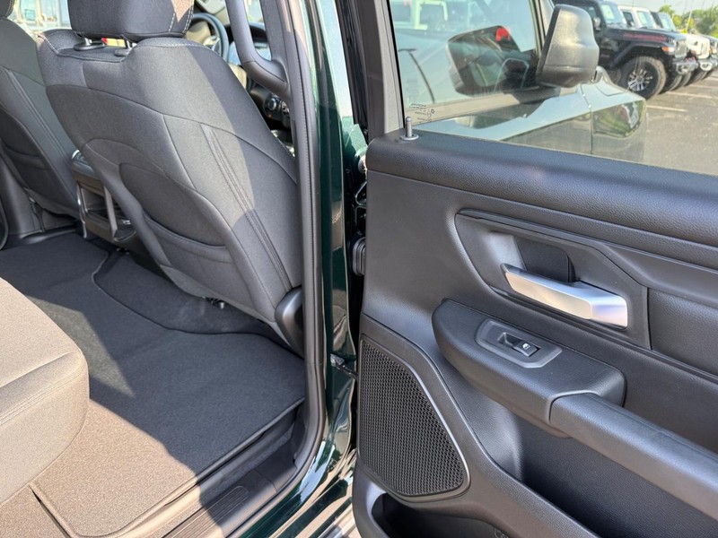 Ram 1500 Vehicle Full-screen Gallery Image 11