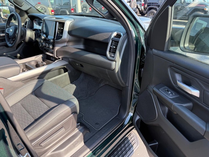 Ram 1500 Vehicle Full-screen Gallery Image 14