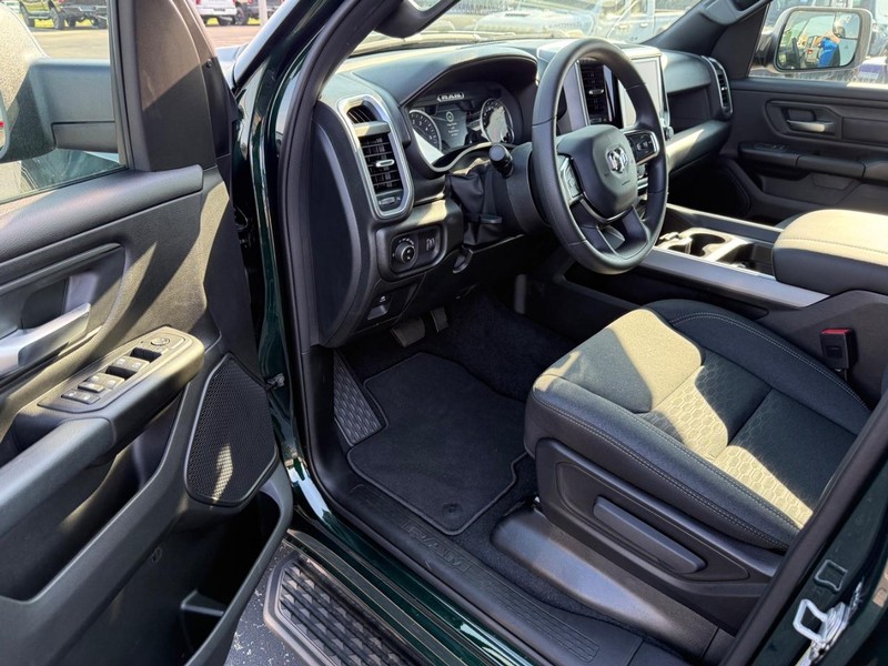 Ram 1500 Vehicle Full-screen Gallery Image 16