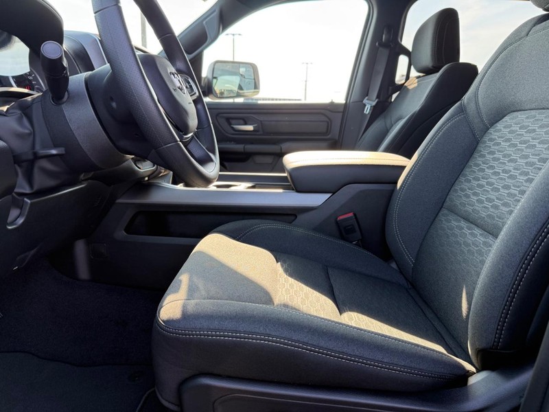 Ram 1500 Vehicle Full-screen Gallery Image 17