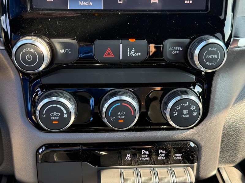 Ram 1500 Vehicle Full-screen Gallery Image 25