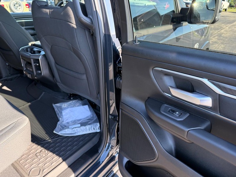 Ram 1500 Vehicle Full-screen Gallery Image 11