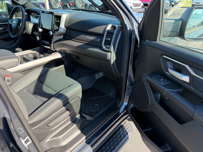 Ram 1500 Vehicle Full-screen Gallery Image 14