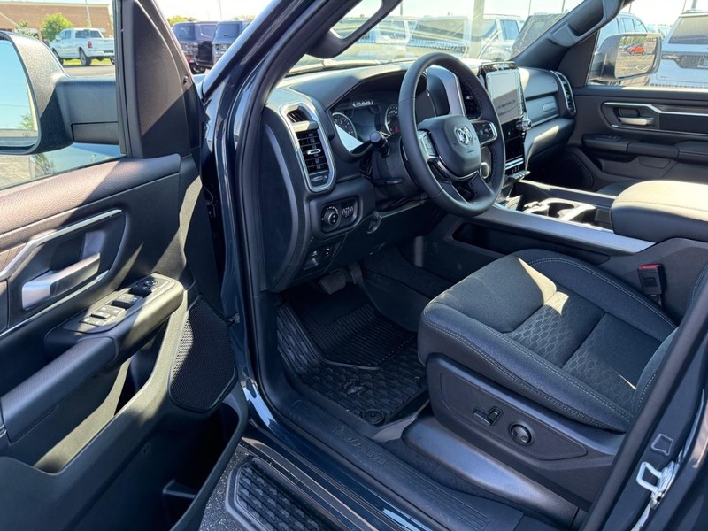 Ram 1500 Vehicle Full-screen Gallery Image 16