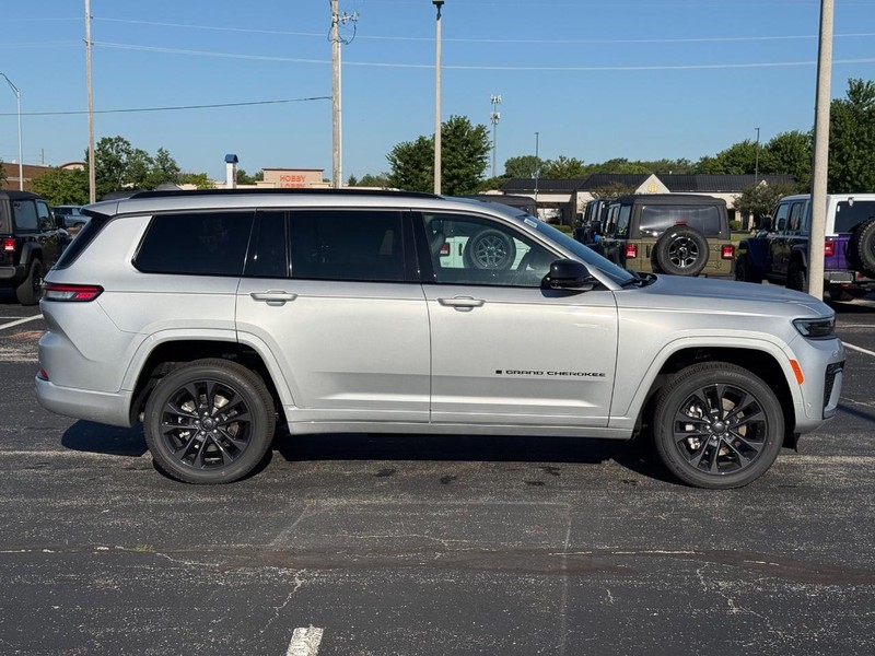 Jeep Grand Cherokee L Vehicle Full-screen Gallery Image 2