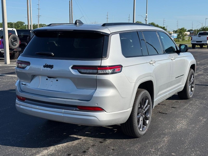 Jeep Grand Cherokee L Vehicle Full-screen Gallery Image 3