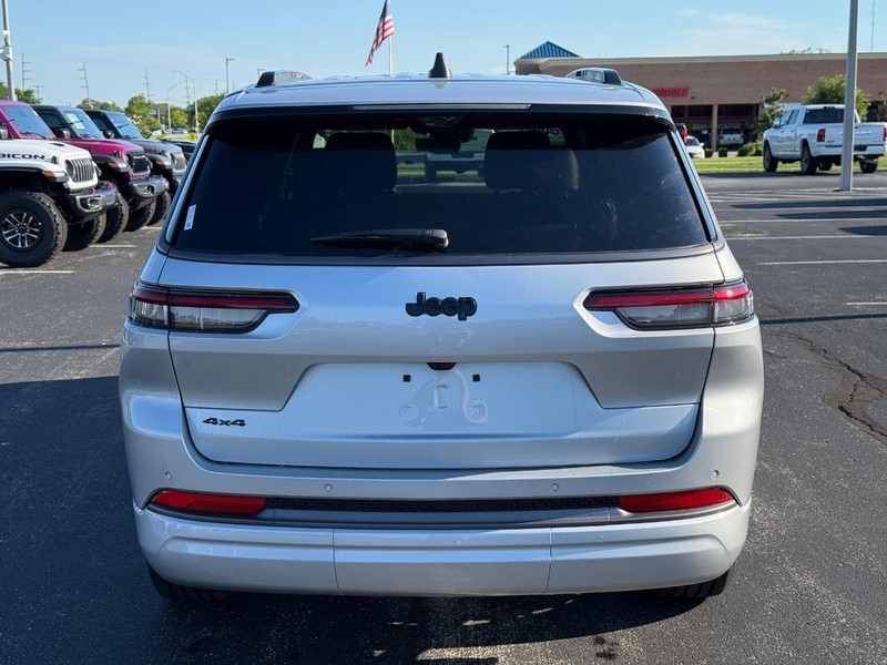 Jeep Grand Cherokee L Vehicle Full-screen Gallery Image 4
