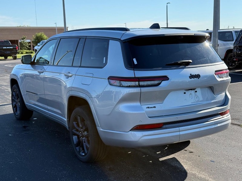 Jeep Grand Cherokee L Vehicle Full-screen Gallery Image 5
