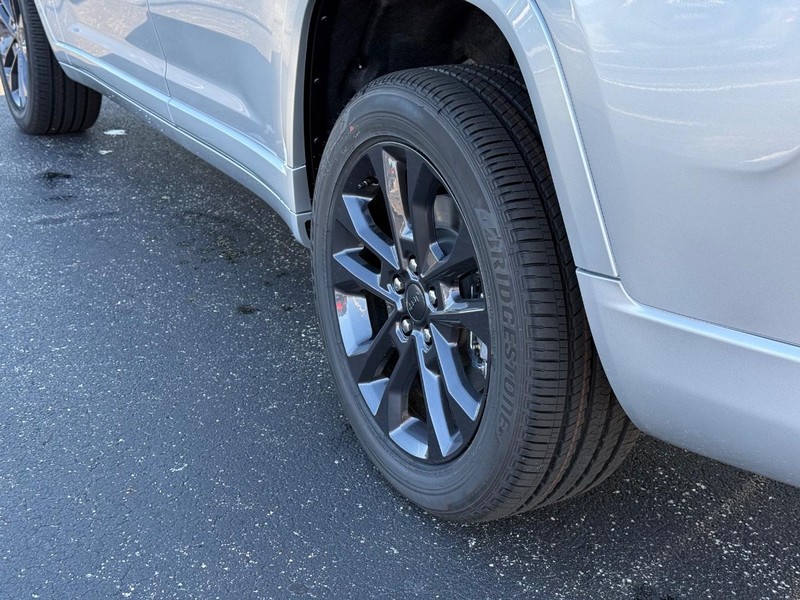 Jeep Grand Cherokee L Vehicle Full-screen Gallery Image 6
