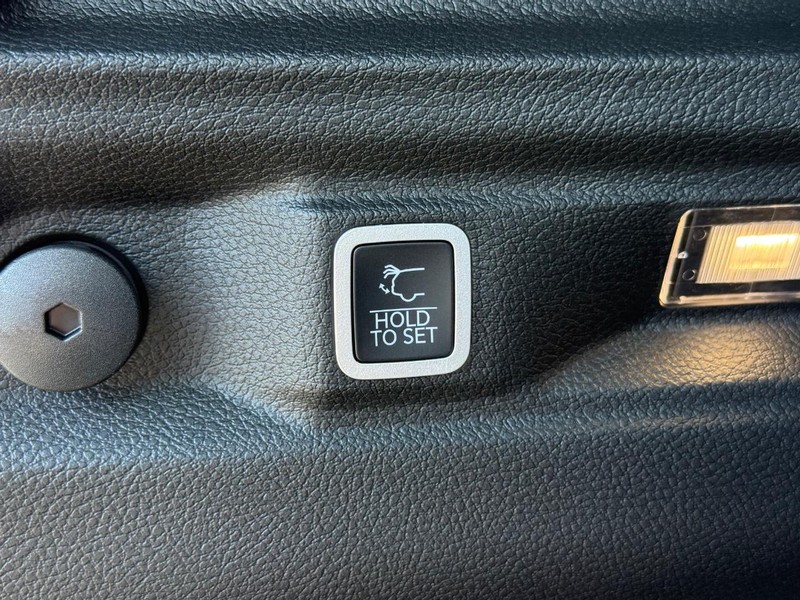Jeep Grand Cherokee L Vehicle Full-screen Gallery Image 8