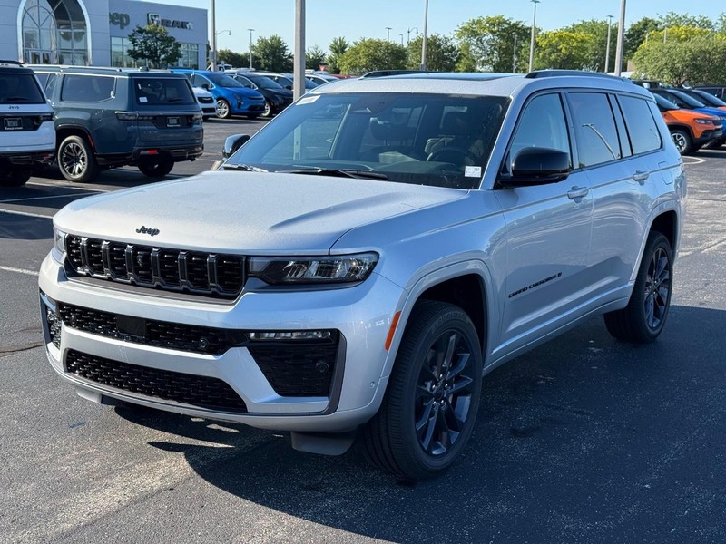 Jeep Grand Cherokee L Vehicle Full-screen Gallery Image 9