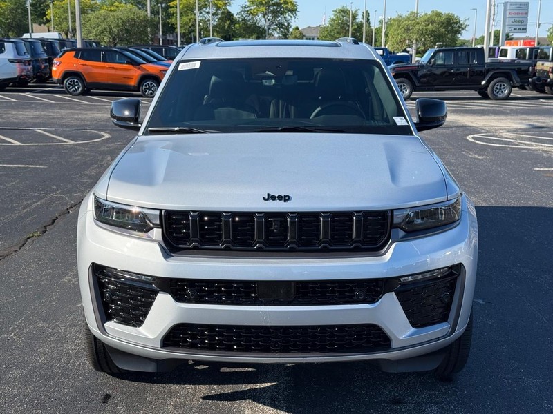 Jeep Grand Cherokee L Vehicle Full-screen Gallery Image 10