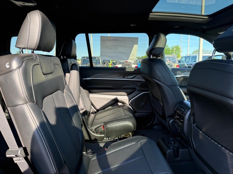 Jeep Grand Cherokee L Vehicle Full-screen Gallery Image 11