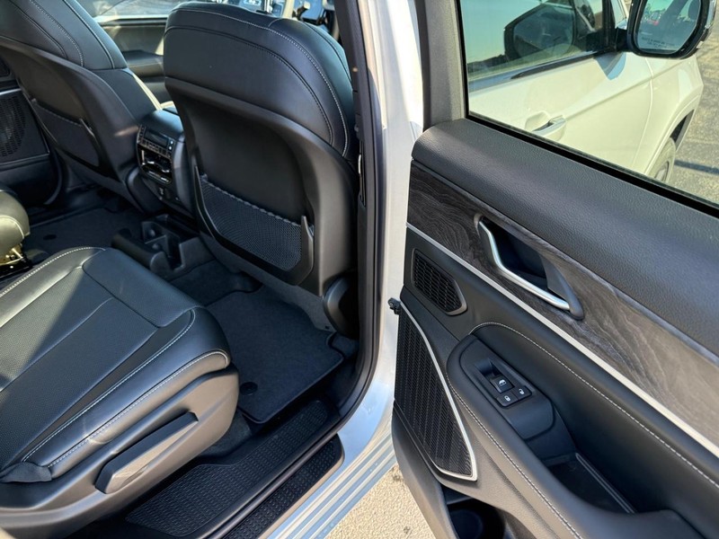Jeep Grand Cherokee L Vehicle Full-screen Gallery Image 12
