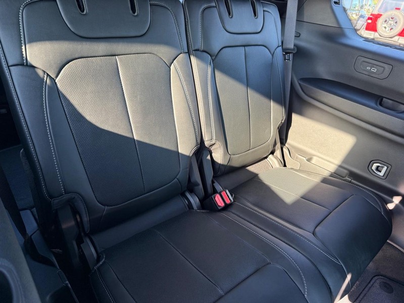 Jeep Grand Cherokee L Vehicle Full-screen Gallery Image 13