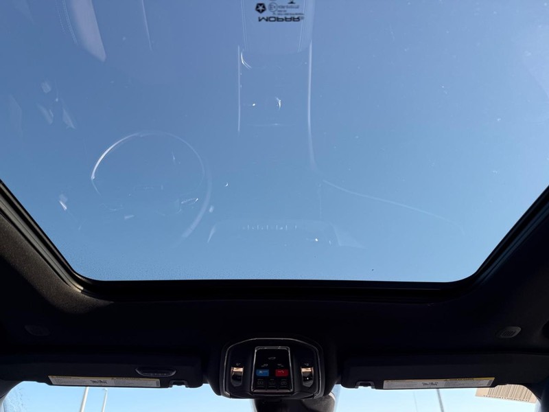Jeep Grand Cherokee L Vehicle Full-screen Gallery Image 14