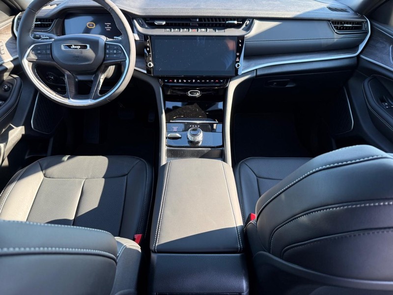 Jeep Grand Cherokee L Vehicle Full-screen Gallery Image 15