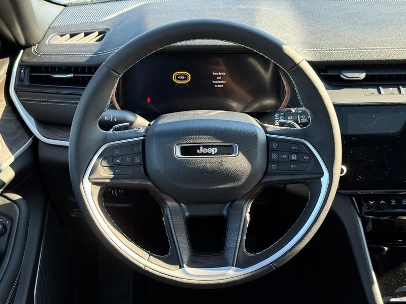 Jeep Grand Cherokee L Vehicle Full-screen Gallery Image 16