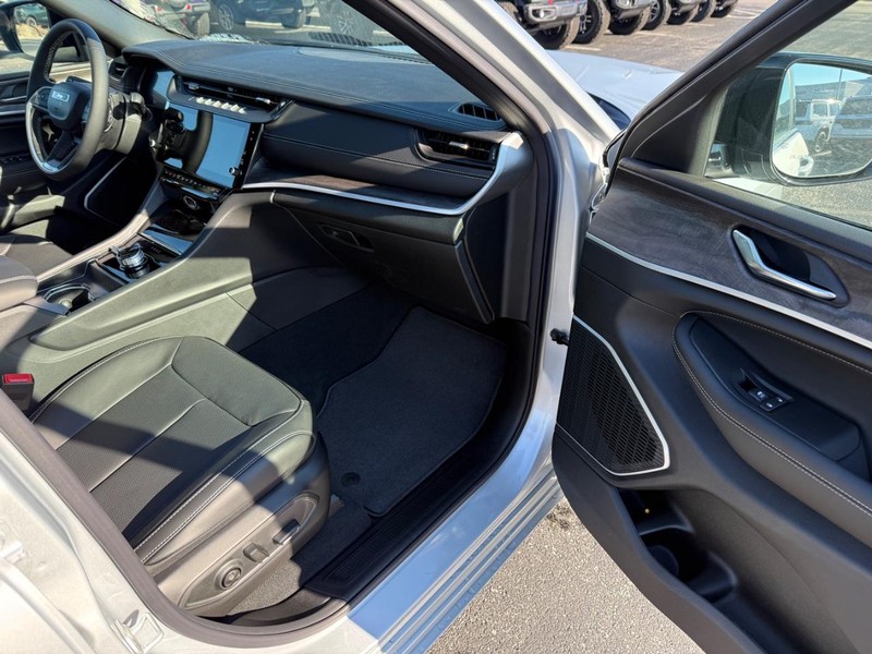 Jeep Grand Cherokee L Vehicle Full-screen Gallery Image 17