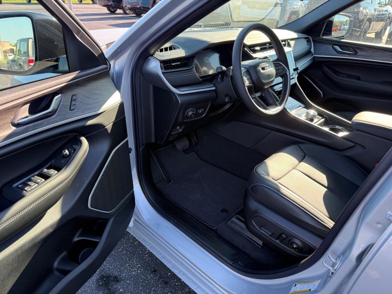 Jeep Grand Cherokee L Vehicle Full-screen Gallery Image 19