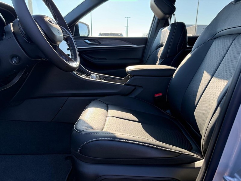 Jeep Grand Cherokee L Vehicle Full-screen Gallery Image 20