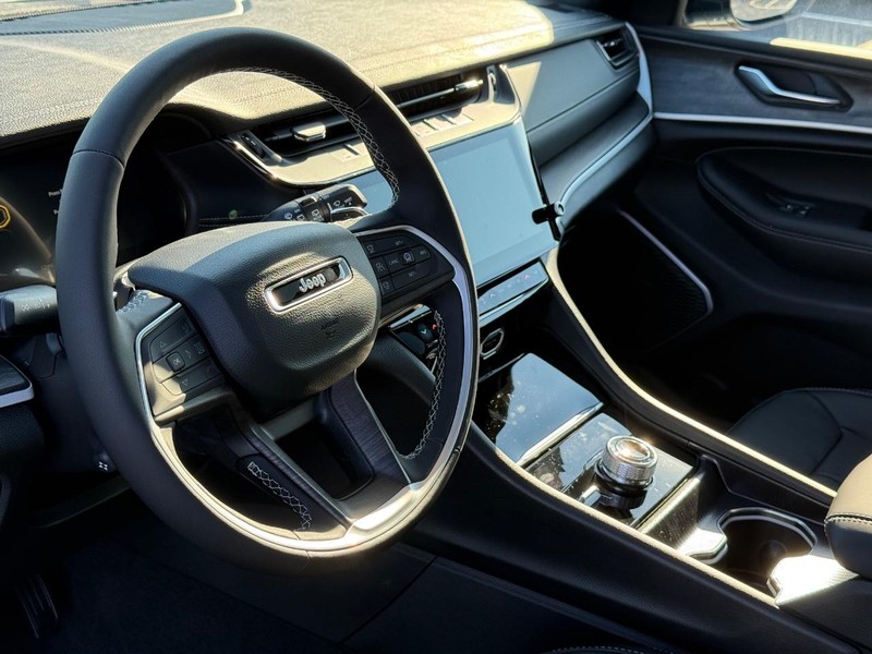 Jeep Grand Cherokee L Vehicle Full-screen Gallery Image 21