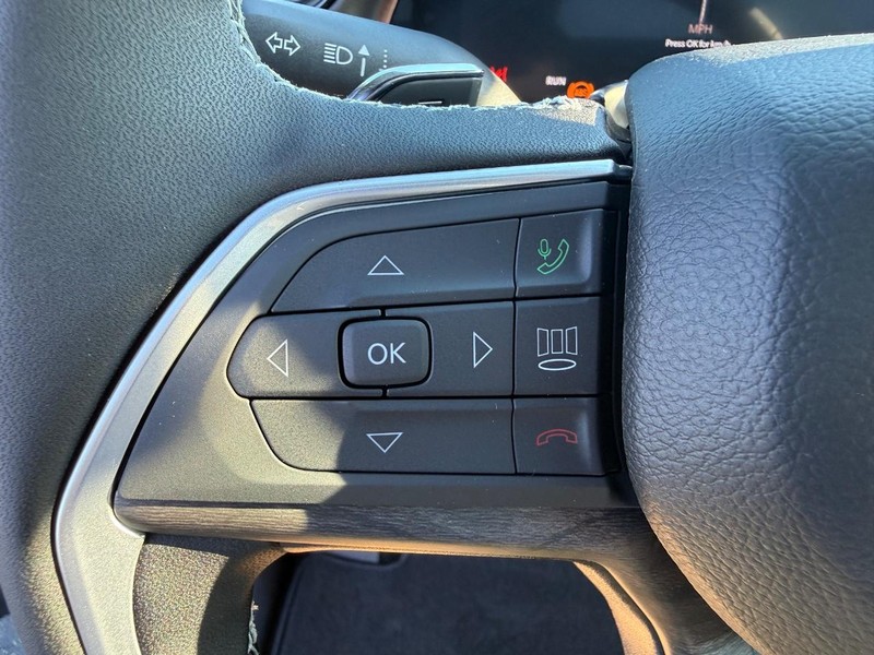 Jeep Grand Cherokee L Vehicle Full-screen Gallery Image 22