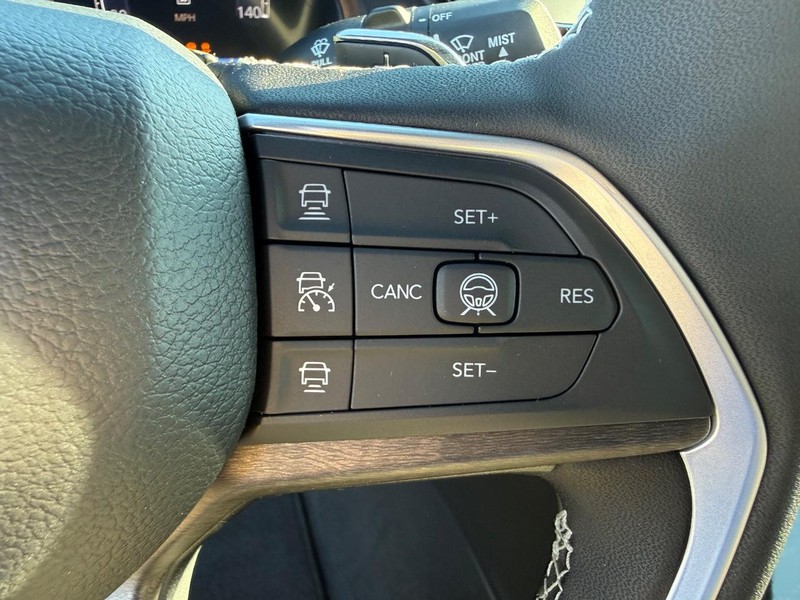 Jeep Grand Cherokee L Vehicle Full-screen Gallery Image 23