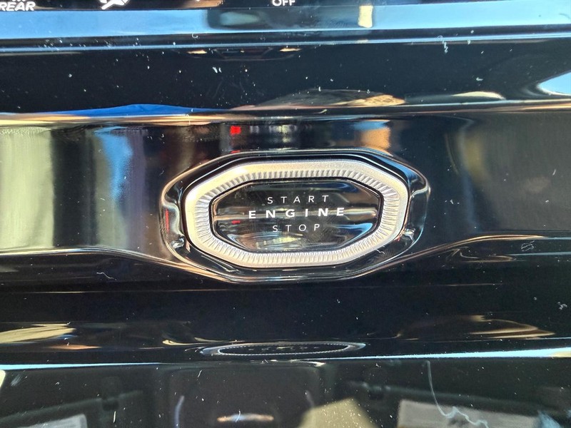 Jeep Grand Cherokee L Vehicle Full-screen Gallery Image 24